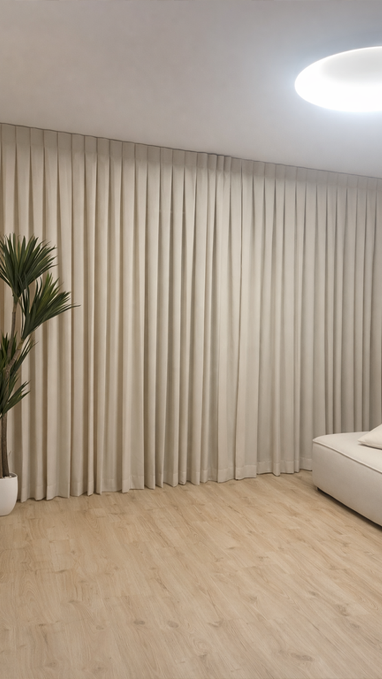 וילונות מעוצבים לחדר שינה בגוון שמנת מקיר לקיר, מעל מיטה זוגית בהירה