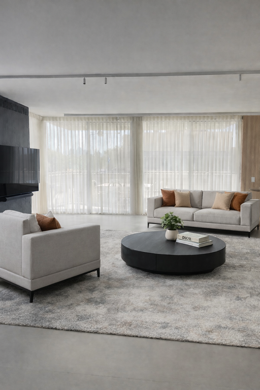 וילונות שקופים לסלון המכסים ויטרינה גדולה בבית מודרני עם ריהוט בגווני אדמה.