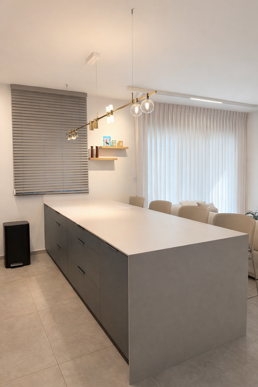 וילון ונציאני אפור למטבח לצד וילון הסטה לבן בפינת האוכל, עיצוב מודרני נקי.