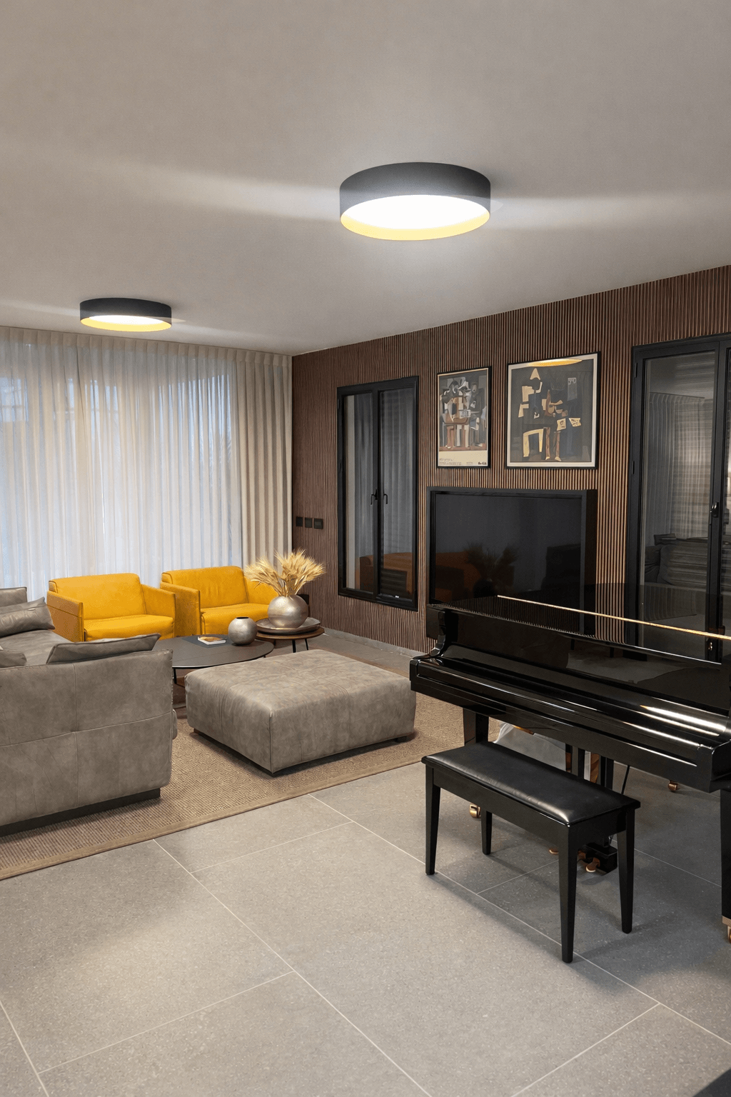 וילונות לבנים לסלון מעוצב עם פסנתר כנף שחור, קיר כוח מעץ וכורסאות צהובות.