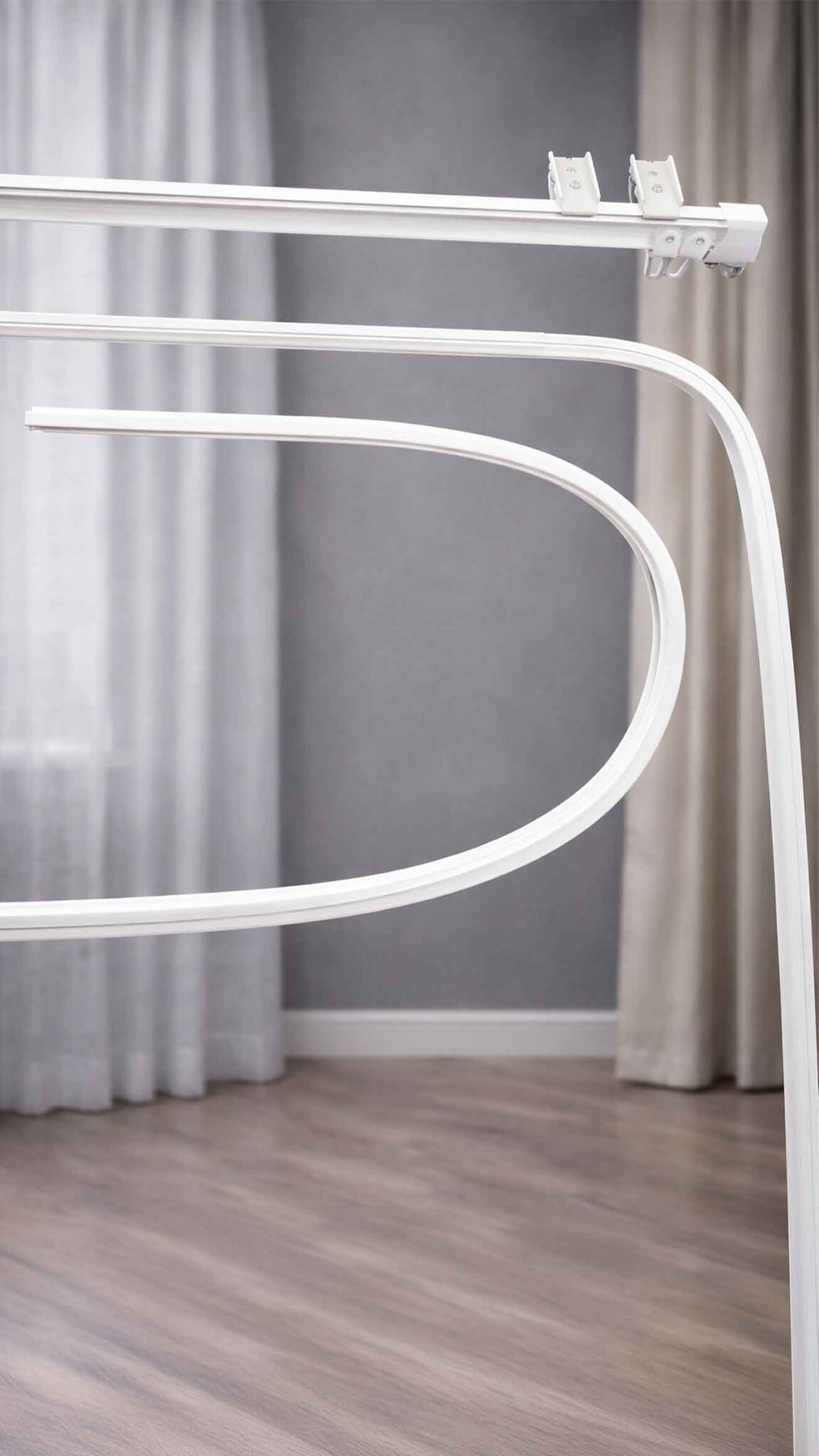 מסילה לוילון מעוקלת (קשתית) המיועדת להתקנה פינתית או מעוגלת.