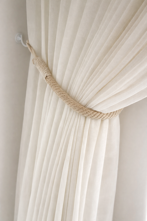 חבק וילון עשוי חבל קלוע בגוון טבעי האוסף וילון בד לבן חצי שקוף.