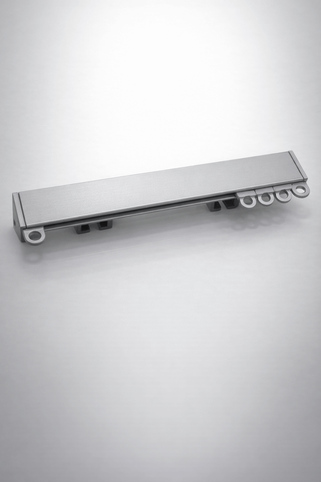 מסילה לוילון מעוצבת בגוון כסוף מוברשת למראה יוקרתי וקלאסי.