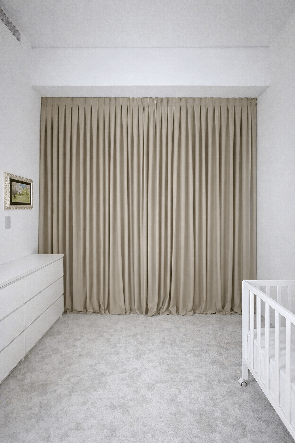 וילון בד בז' ארוך בחדר תינוק לבן עם מיטת תינוק ושידת החתלה לבנה.