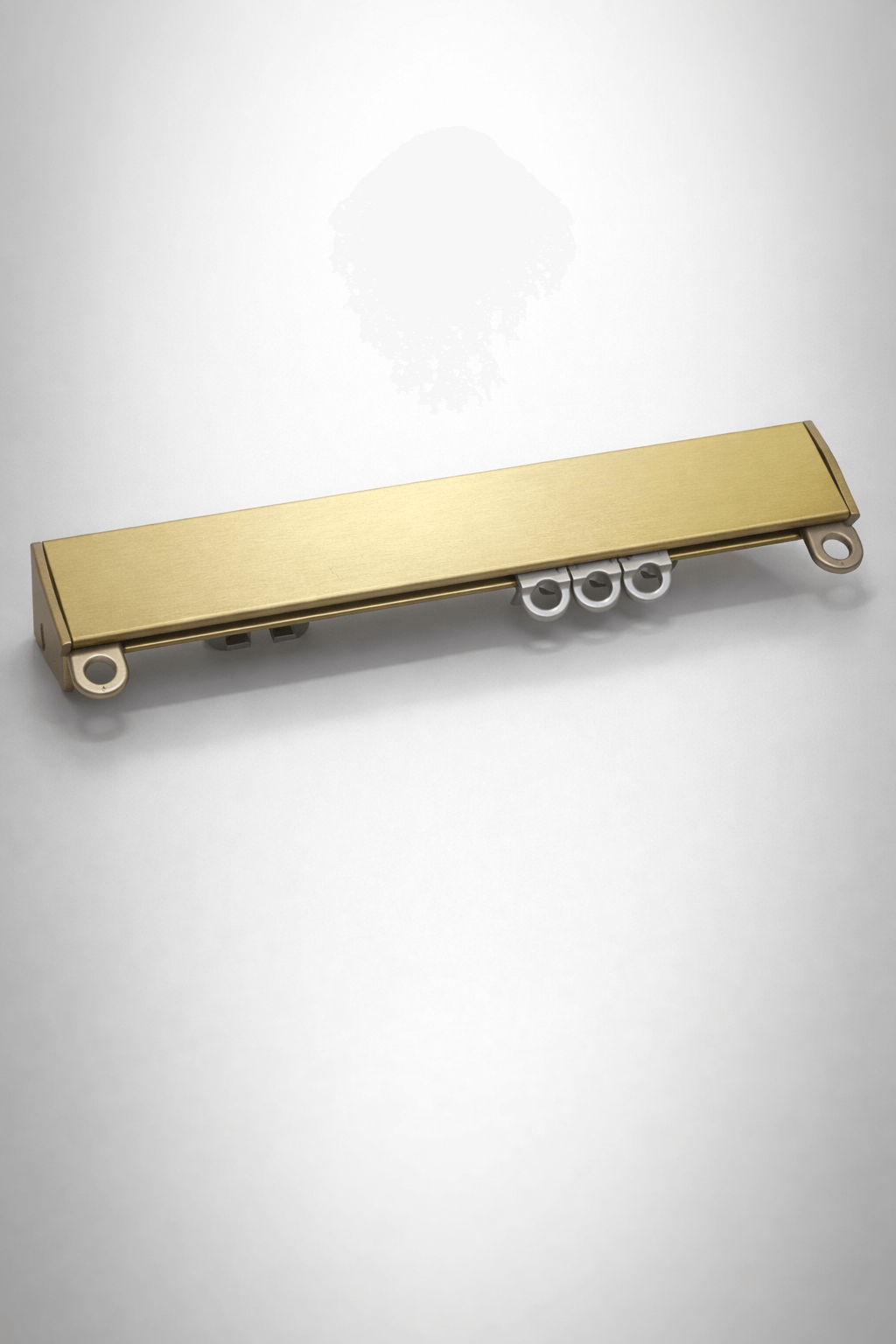 מסילה לוילון מעוצבת בגוון זהב מוברשת למראה יוקרתי וקלאסי.