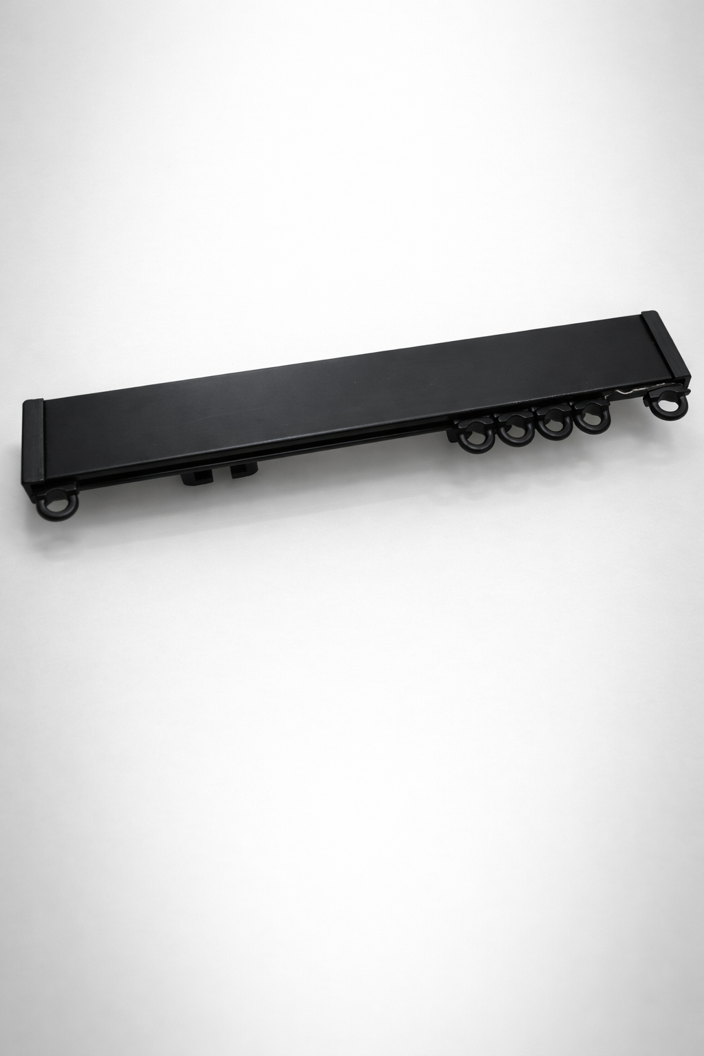 מסילה לוילון מעוצבת בצבע שחור מוברשת למראה יוקרתי וקלאסי.