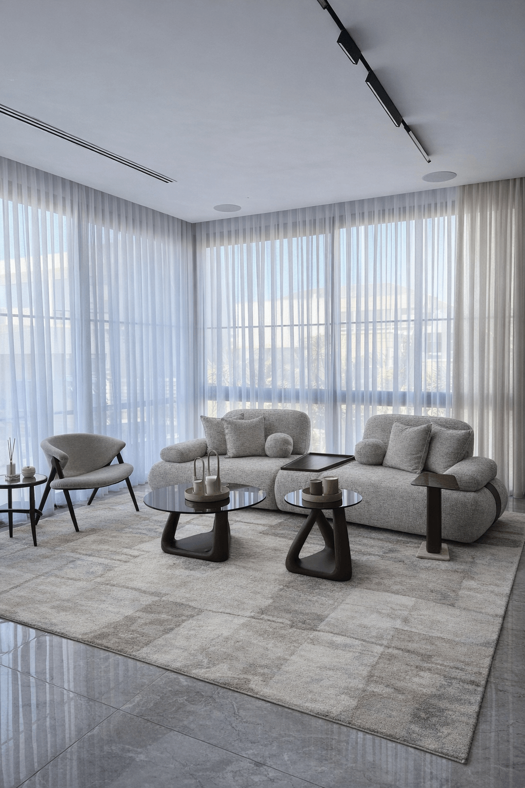 וילונות לסלון המותקנים בזווית על חלונות פינתיים גדולים, למראה עוטף ויוקרתי.