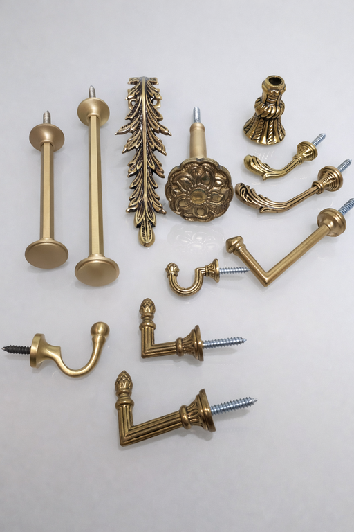 אוסף של ווי איסוף לוילונות בגוון פליז עתיק וזהב, כולל וווים בצורת עלים ופרחים דקורטיביים