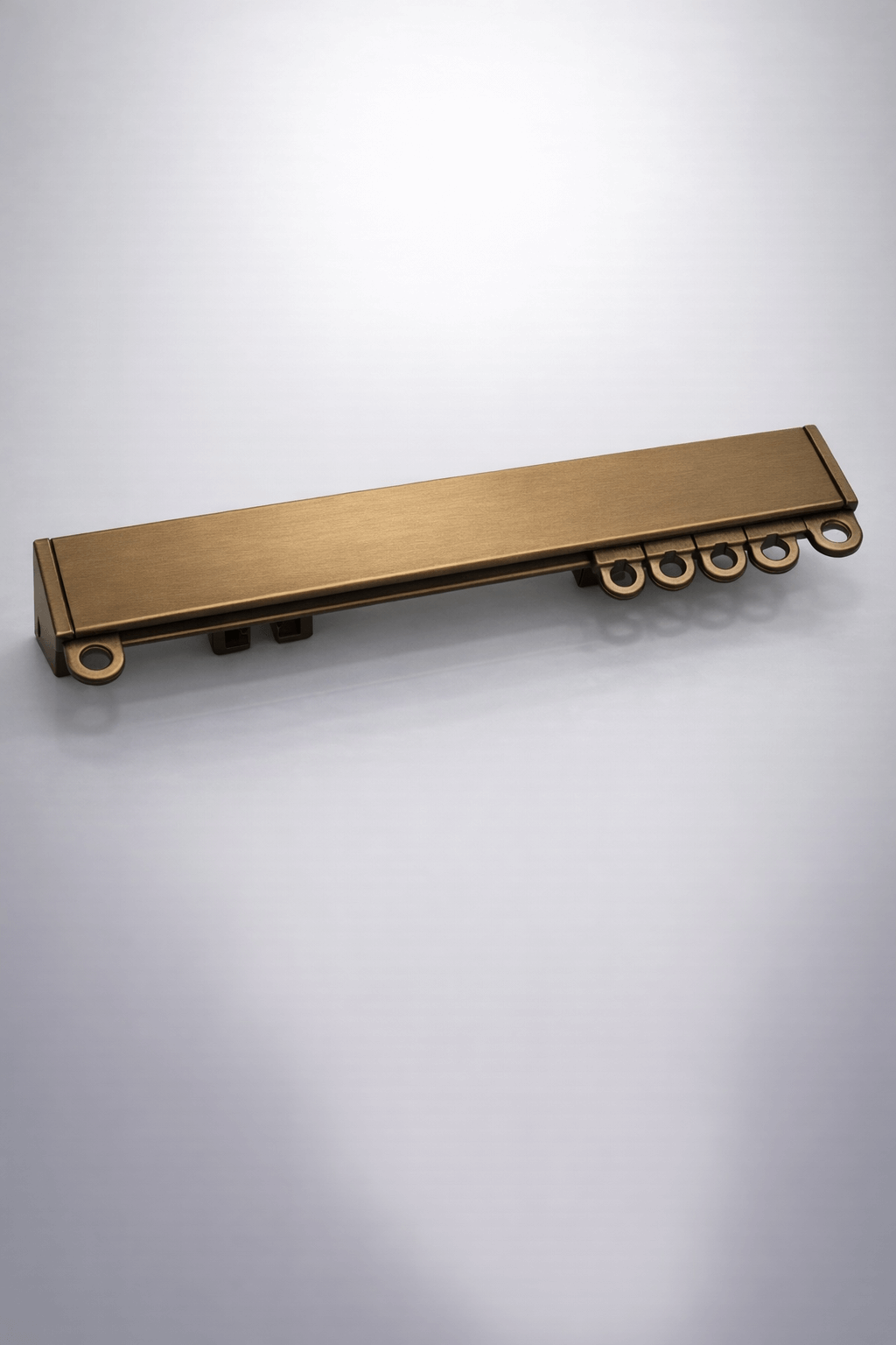 מסילה לוילון מעוצבת בגוון ברונזה מוברשת למראה יוקרתי וקלאסי.