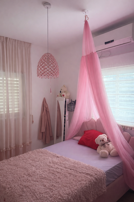 וילונות לחדר שינה לילדים – כילה ורודה מעל המיטה ווילון הסטה שקוף עם פרנזים.