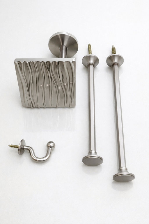 סט אביזרי פרזול לוילון בגימור ניקל מוברש, הכולל תפס קיר מרובע בטקסטורת גלים וווי איסוף תואמים.