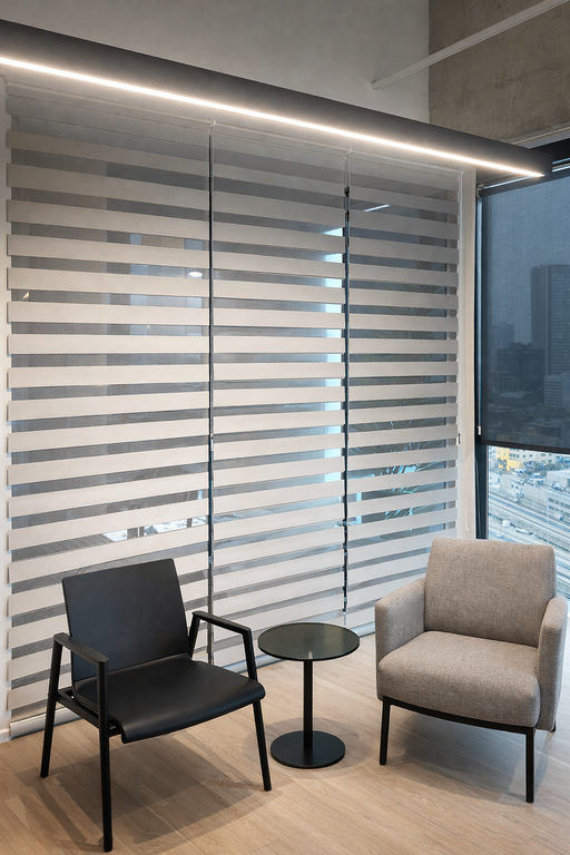 וילון ונציאני לבן מותקן במשרד מעוצב עם כיסא עור חום ושולחן לבן.