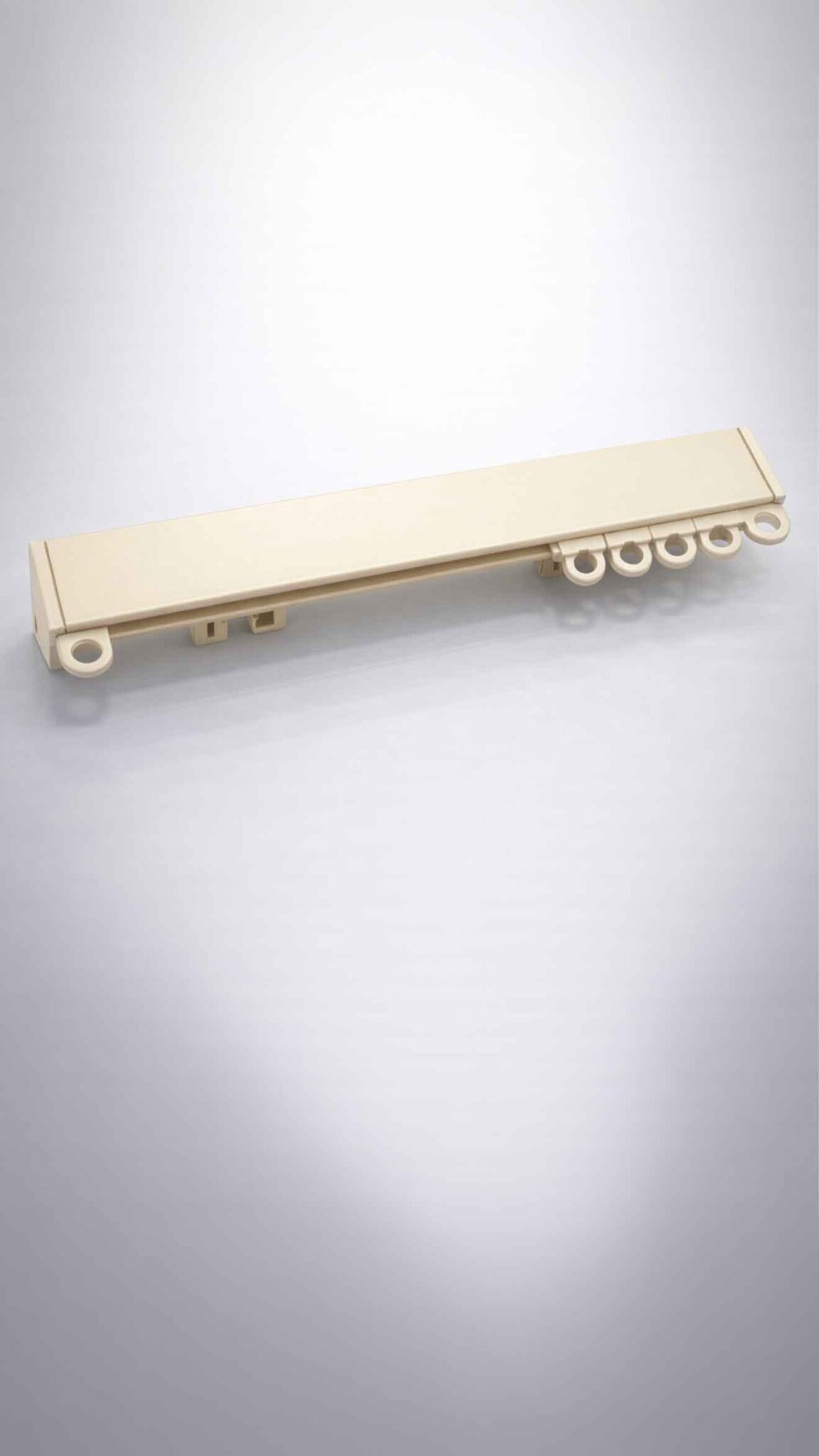 מסילה לוילון מעוצבת בגוון שמנת מוברשת למראה יוקרתי וקלאסי.